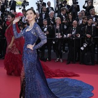 Setelah sehari sebelumnya ia berbalut gaun rancangan desainer internasional, kali ini sebuah kreasi persembahan perancang lokal jadi andalannya. Tubuh bintang film ‘5 cm’ itu dibungkus kebaya dari Maison Baaz Couture. (Foto: Scott Garfitt/Invision/AP)