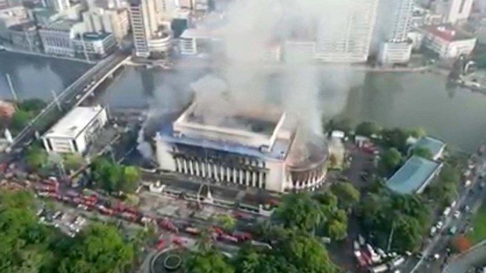 Gedung Kantor Pos Pusat Manila, terbakar, Senin (21/5/2023.