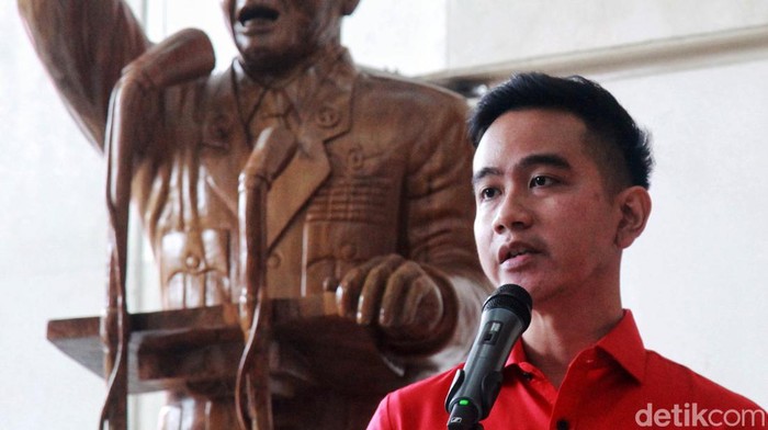 Gibran Rakbuming Raka memenuhi panggilan DPP PDIP usai menemani Prabowo Subianto bertemu relawan di Solo. Gibran menyatakan tegak lurus dengan arahan Ketum PDIP Megawati Soekarnoputri, Senin (22/5/2023).
