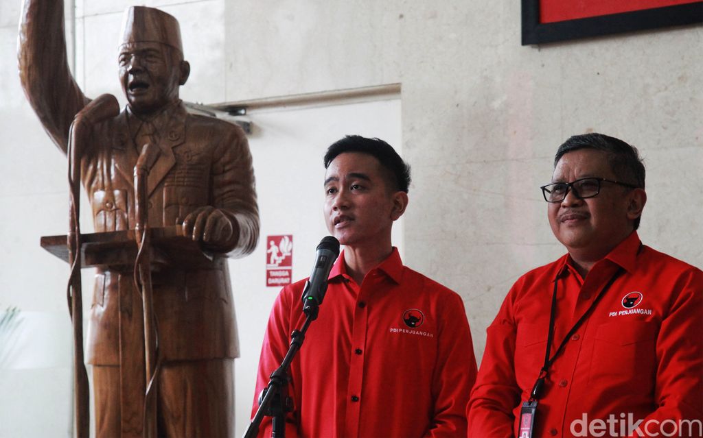 Gibran Rakbuming Raka memenuhi panggilan DPP PDIP usai menemani Prabowo Subianto bertemu relawan di Solo. Gibran menyatakan tegak lurus dengan arahan Ketum PDIP Megawati Soekarnoputri, Senin (22/5/2023).
