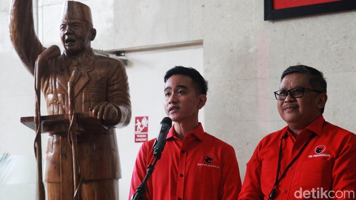 Gibran Rakbuming Raka memenuhi panggilan DPP PDIP usai menemani Prabowo Subianto bertemu relawan di Solo. Gibran menyatakan tegak lurus dengan arahan Ketum PDIP Megawati Soekarnoputri, Senin (22/5/2023).
