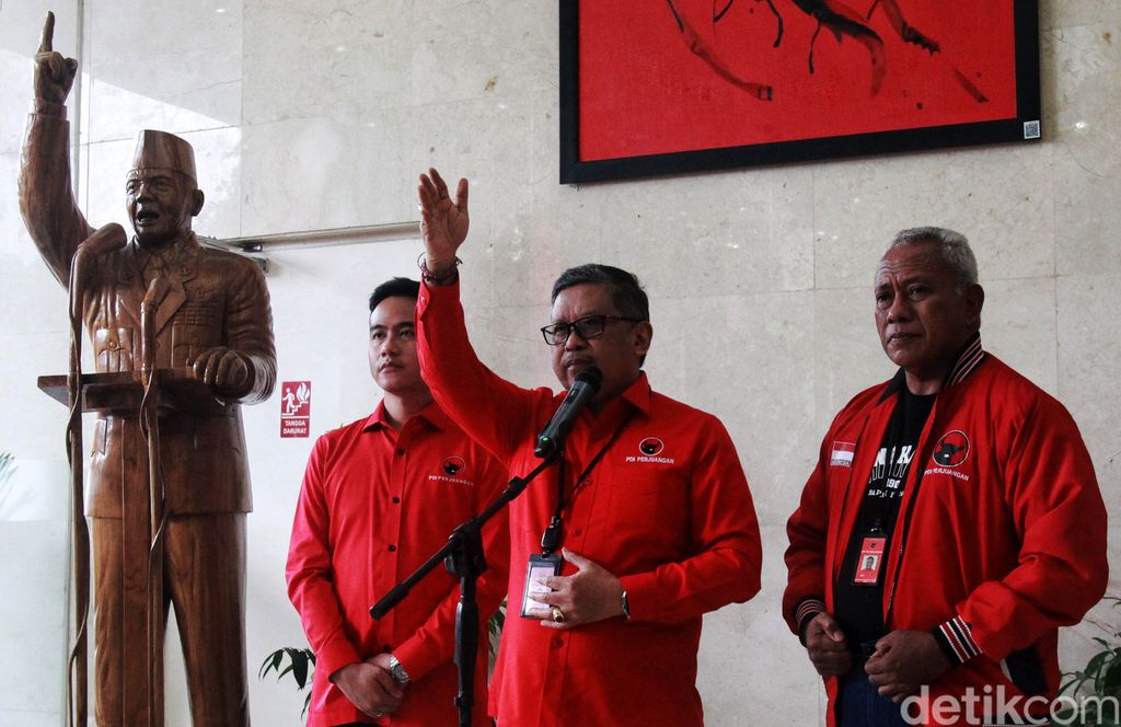 Gibran Rakbuming Raka memenuhi panggilan DPP PDIP usai menemani Prabowo Subianto bertemu relawan di Solo. Gibran menyatakan tegak lurus dengan arahan Ketum PDIP Megawati Soekarnoputri, Senin (22/5/2023).