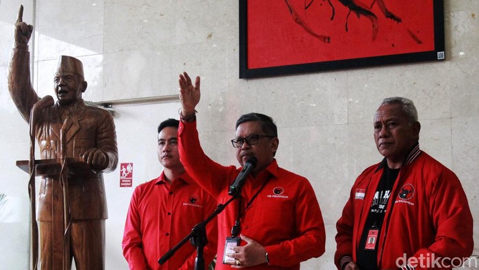 Gibran Rakbuming Raka memenuhi panggilan DPP PDIP usai menemani Prabowo Subianto bertemu relawan di Solo. Gibran menyatakan tegak lurus dengan arahan Ketum PDIP Megawati Soekarnoputri, Senin (22/5/2023).