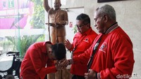 Gibran juga menyalami Komarudin Watubun saat memberikan keterangan pers. 