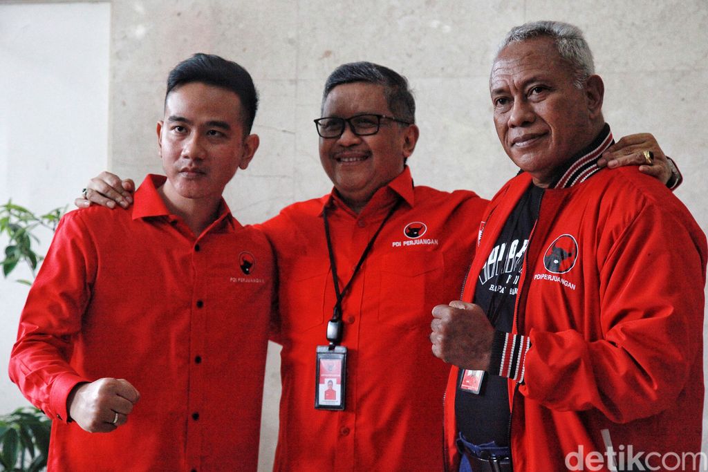 Gibran Rakbuming Raka memenuhi panggilan DPP PDIP usai menemani Prabowo Subianto bertemu relawan di Solo. Gibran menyatakan tegak lurus dengan arahan Ketum PDIP Megawati Soekarnoputri, Senin (22/5/2023).