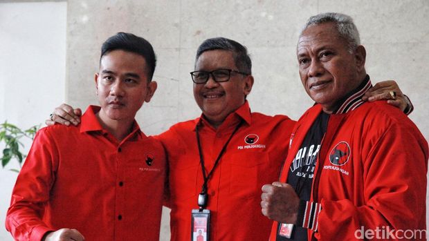 Gibran Rakbuming Raka memenuhi panggilan DPP PDIP usai menemani Prabowo Subianto bertemu relawan di Solo. Gibran menyatakan tegak lurus dengan arahan Ketum PDIP Megawati Soekarnoputri, Senin (22/5/2023).