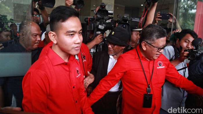 Gibran Rakbuming Raka memenuhi panggilan DPP PDIP usai menemani Prabowo Subianto bertemu relawan di Solo. Gibran menyatakan tegak lurus dengan arahan Ketum PDIP Megawati Soekarnoputri, Senin (22/5/2023).