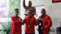 Wali Kota Solo sekaligus kader PDIP Gibran Rakabuming Raka, Sekjen Hasto Kristiyanto, dan Ketua Mahkamah Partai PDIP Komarudin Watubun saling bergandengan tangan usai pertemuan di DPP DPP PDIP, Menteng, Jakarta Pusat, Senin (22/5/2023).