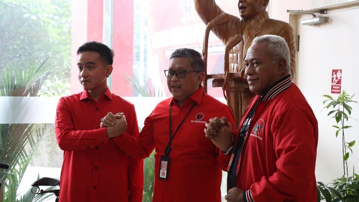 Gibran Rakabuming penuhi panggilan DPP PDIP. Gibran bertemu Hasto Kristiyanto dan Komarudin Watubun.