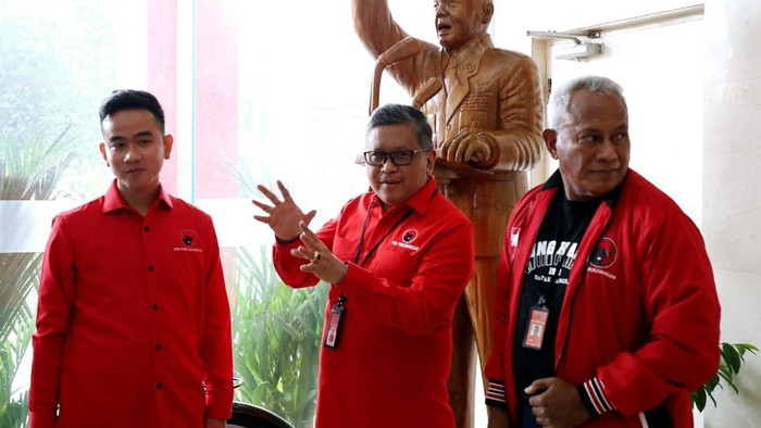 Gibran Rakabuming penuhi panggilan DPP PDIP. Gibran bertemu Hasto Kristiyanto dan Komarudin Watubun.