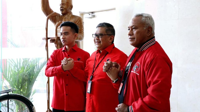 Gibran Rakabuming penuhi panggilan DPP PDIP. Gibran bertemu Hasto Kristiyanto dan Komarudin Watubun.