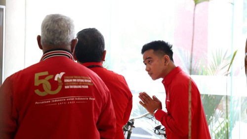 Gibran Rakabuming penuhi panggilan DPP PDIP. Gibran bertemu Hasto Kristiyanto dan Komarudin Watubun.