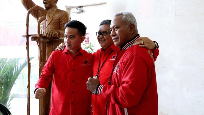 Gibran Rakabuming penuhi panggilan DPP PDIP. Gibran bertemu Hasto Kristiyanto dan Komarudin Watubun.