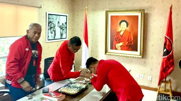 Gibran Rakabuming salim dengan Hasto. (dok. PDIP).