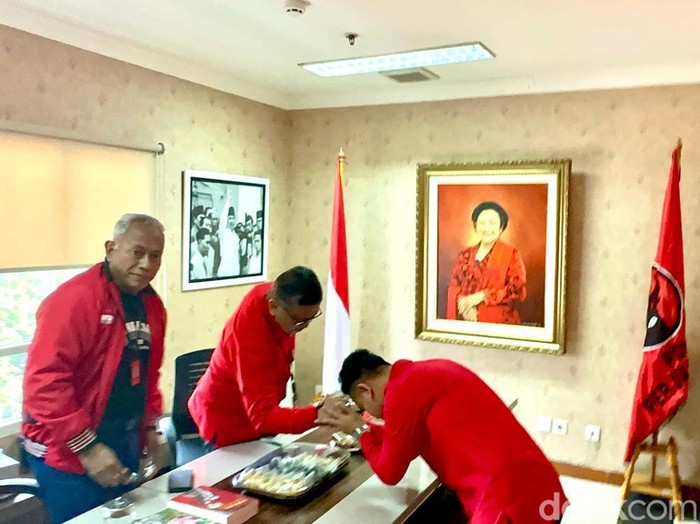 Gibran Rakabuming salim dengan Hasto. (dok. PDIP).