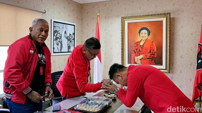 Gibran Rakabuming salim dengan Hasto. (dok. PDIP).