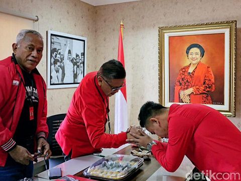 Gibran Rakabuming salim dengan Hasto. (dok. PDIP).