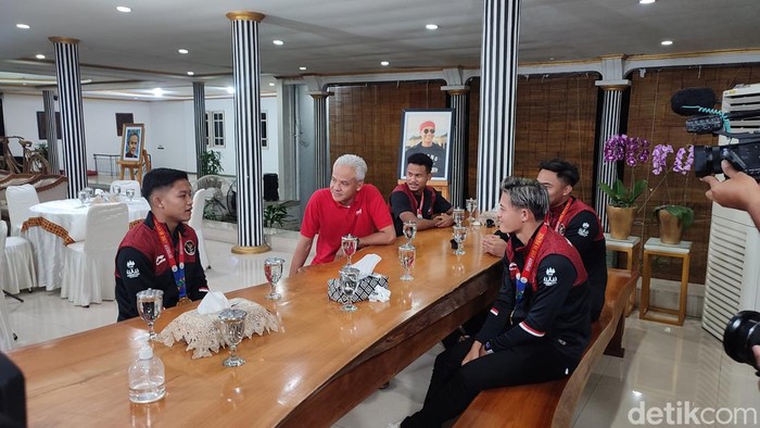 Gubernur Jawa Tengah Ganjar Pranowo bertemu dengan empat pemain Timnas Sepak Bola Indonesia U22 asal Jateng di rumah dinasnya, Semarang, Senin (22/5/2023).