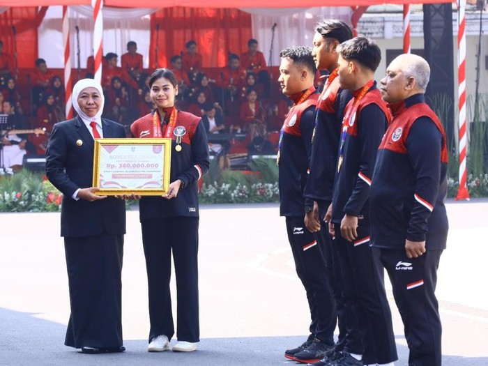 Gubernur Khofifah beri penghargaan Jer Basuki Mawa Beya pada atlet SEA Games