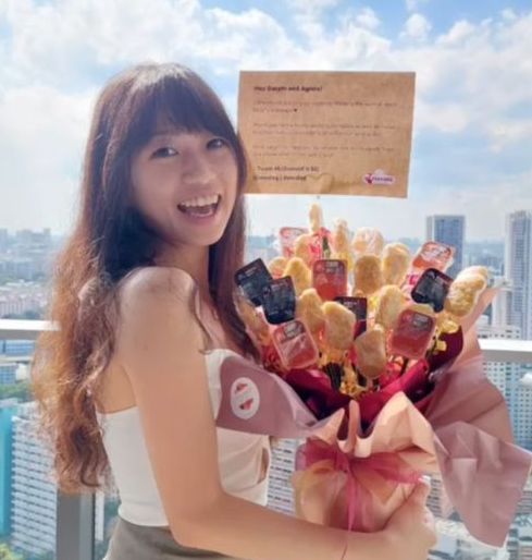 Kirim Undangan Pernikahan ke McDonald's, Pasangan Ini Dapat Hadiah Unik