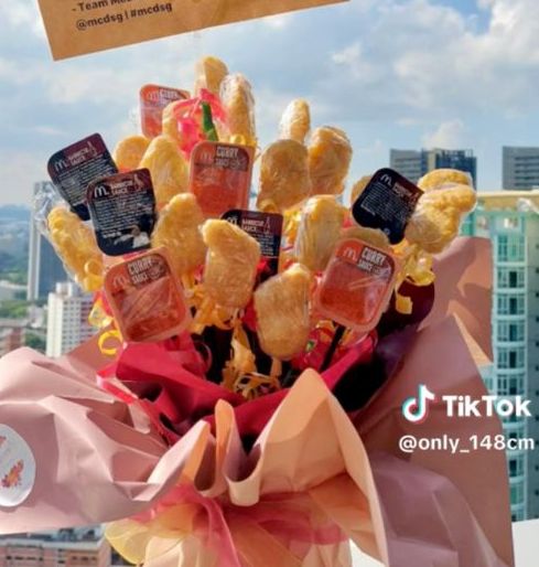 Kirim Undangan Pernikahan ke McDonald's, Pasangan Ini Dapat Hadiah Unik