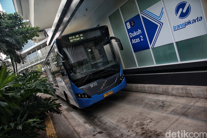 PT TransJakarta kembali mengoperasikan Halte Dukuh Atas 2 di Jakarta Selatan. Sebelumnya, halte ini sempat ditutup sejak 4 Desember 2019 lalu.