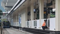 Halte Dukuh Atas 3 dilengkapi dengan fasilitas musala, toilet difabel dan toilet umum, kamera pengawas (CCTV), serta akses jembatan penyebrangan orang (JPO) menuju halte Dukuh Atas 1.