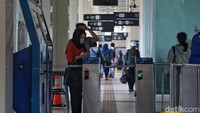 Warga transit maupun naik atau turun di halte bus TransJakarta Dukuh Atas 2, Jakarta, Senin (22/5/2023).