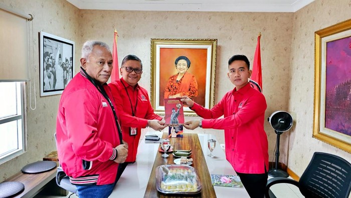Sekjen PDIP Hasto Kristiyanto memberikan dua buku kepada Wali Kota Solo Gibran Rakabuming Raka di sela-sela pemanggilan di kantor DPP PDIP. Dua buku itu tentang Presiden RI Sukarno dan Ketum PDIP Megawati Soekarnoputri.