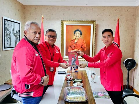 Sekjen PDIP Hasto Kristiyanto memberikan dua buku kepada Wali Kota Solo Gibran Rakabuming Raka di sela-sela pemanggilan di kantor DPP PDIP. Dua buku itu tentang Presiden RI Sukarno dan Ketum PDIP Megawati Soekarnoputri.