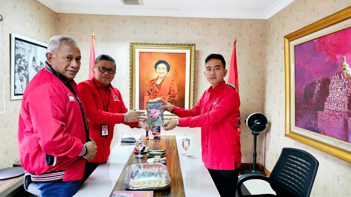 Sekjen PDIP Hasto Kristiyanto memberikan dua buku kepada Wali Kota Solo Gibran Rakabuming Raka di sela-sela pemanggilan di kantor DPP PDIP. Dua buku itu tentang Presiden RI Sukarno dan Ketum PDIP Megawati Soekarnoputri.