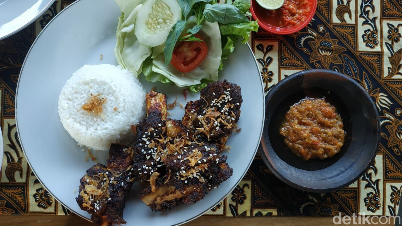 Iga bakar Mas Bhabin di Pacitan yang lezatnya bikin ketagihan