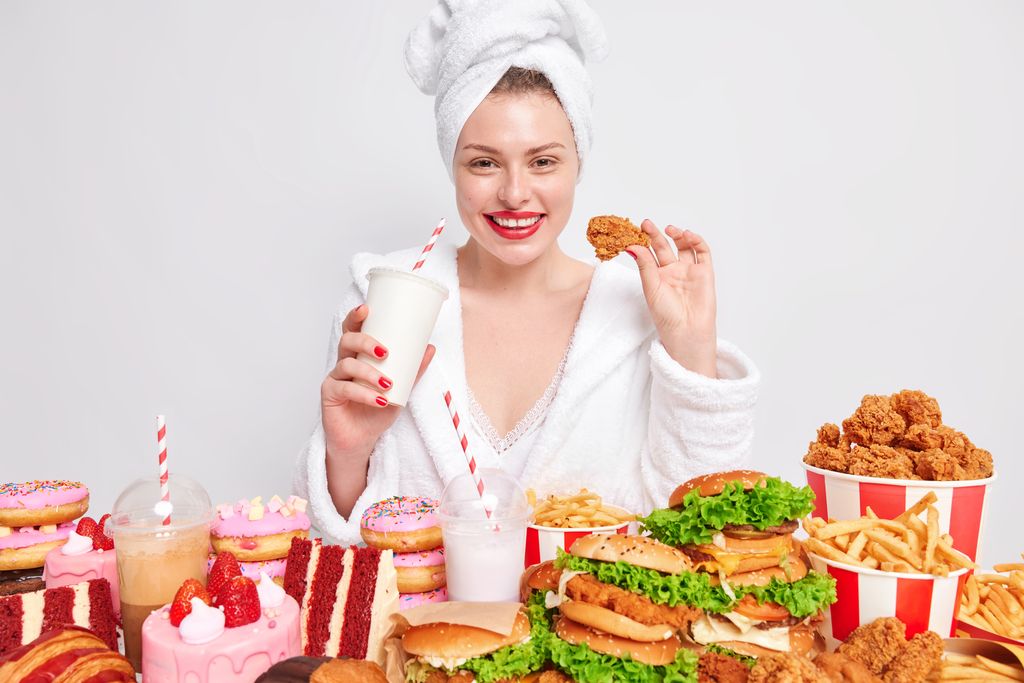 Ilustrasi makanan fast food dan minuman bersoda. (Dok. Freepik)