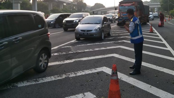 Imbas Pohon Tumbang di Tol Japek, Lalin Padat