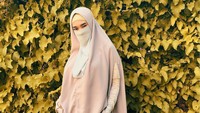 Alasan Inara Rusli melepas cadarnya adalah karena Virgoun yang meminta sedemikian. “Aku tanya Virgoun, Brother, beneran?’ ‘Betul kanda. Aku pengin Ina seperti biasa-biasa saja, biar keluarga bisa melihat kecantikan dia.’” tutur Ustaz Derry Sulaiman. (Foto: Instagram @mommy_starla)