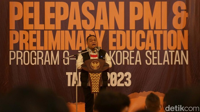 Sebanyak 439 pekerja migran Indonesia diberangkatkan ke Korea Selatan. Mereka dilepas Timnas Indonesia U-22 Indra Sjafri.