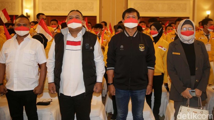 Sebanyak 439 pekerja migran Indonesia diberangkatkan ke Korea Selatan. Mereka dilepas Timnas Indonesia U-22 Indra Sjafri.