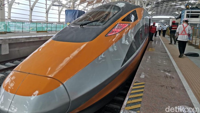 Intip Uji Coba Kedua Kereta Cepat, Kecepatan Baru Tembus 180 Km/Jam Uji coba kereta cepat Jakarta-Bandung (KCJB) dilakukan pada Senin (22/5). Pada tes kedua ini, kereta melaju hingga kecepatan maksimum 180 km per jam.