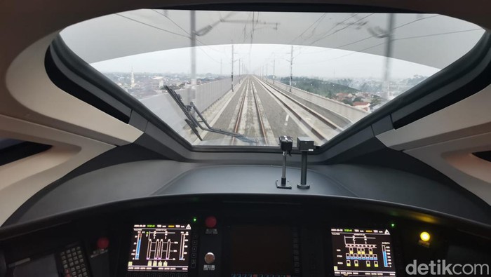 Uji coba kereta cepat Jakarta-Bandung (KCJB) dilakukan pada Senin (22/5). Pada tes kedua ini, kereta melaju hingga kecepatan maksimum 180 km per jam.