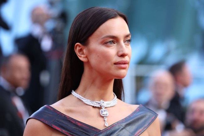Penampilan Irina Shayk di Festival Film Cannes 2023 ini banjir pujian netizen. Model Rusia itu tetap memesona di usia 37 tahun. Foto: Getty Images