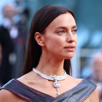 Penampilan Irina Shayk di Festival Film Cannes 2023 ini banjir pujian netizen. Model Rusia itu tetap memesona di usia 37 tahun. Foto: Getty Images