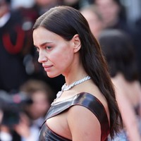 Atasan yang dipakai Irina Shayk lah yang membuat mantan pacar Cristiano Ronaldo itu menjadi atensi di Cannes. Atasannya yang berupa kain disilang di dadanya itu membuat dadanya mengintip dan mengekspor perut ratanya. Foto: Getty Images