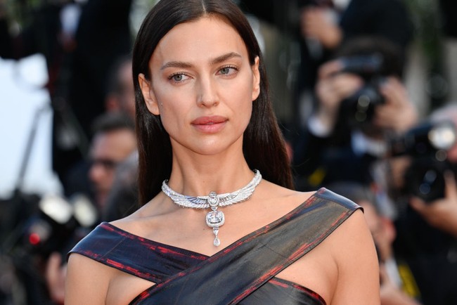 Irina Shayk tidak mengenakan banyak aksesori saat hadir di Festival Film Cannes. Dia sengaja memilih satu aksesori besar yang menjadi statement penampilannya yaitu kalung silver bertabur berlian. Foto: Getty Images