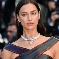 Irina Shayk tidak mengenakan banyak aksesori saat hadir di Festival Film Cannes. Dia sengaja memilih satu aksesori besar yang menjadi statement penampilannya yaitu kalung silver bertabur berlian. Foto: Getty Images