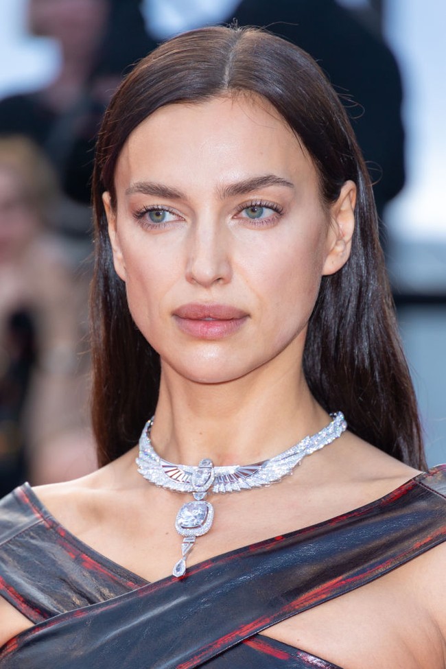 Makeup minimalis dan tatanan rambut sleek menjadi pilihan Irina Shayk untuk melengkapi penampilannya yang super seksi di Festival Film Cannes 2023. Foto: Getty Images