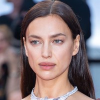 Makeup minimalis dan tatanan rambut sleek menjadi pilihan Irina Shayk untuk melengkapi penampilannya yang super seksi di Festival Film Cannes 2023. Foto: Getty Images