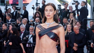 7 Gaya Seksi Irina Shayk, Mantan Ronaldo Pamer Perut Rata di Cannes