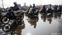 Menurut warga, jalan ini sering ditambal dan kemudian rusak lagi.