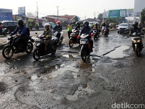 Perbaikan Jalan di Kranji Belum Mulai, Besi Tulangan Beton Masih Dirakit