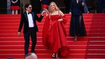 Jennifer Lawrence Kenakan Gaun Dior dan Sandal Jepit di Cannes Film Festival